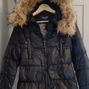 Hollies dunjacka svarta  - Hollies dunjacka I puffer modell med avtagbar päls 