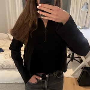 Tröja - Tröja från Monki med dragkedja i storlek s 