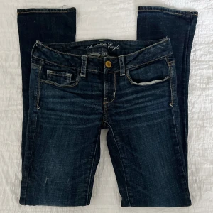 Lågmidjade jeans - Använda ett fåtal gånger men i mycket bra skick. Storlek 4 (26/27?). Midjemått 76 cm, grenhöjd 17 cm, innerbenslängd 79 cm. Jag är 173 cm för referens. Priset går inte att diskutera. Använd gärna KÖP NU om du vill köpa.
