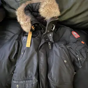 Säljer en väldigt fin äkta parajumpers vinterjacka Som ny