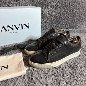 Lanvin skor - Tja säljer du dessa feta lanvinsen i en färgen grå. Skorna är i uk 6 vilket motsvarar 41 typ. Nypris 4299, mitt pris 2599. Skick 8/10. Box Dustbag och snören medföljer. Skriv vid frågor osv. Möts upp i Stockholm eller fraktar spårbart via postnord📦