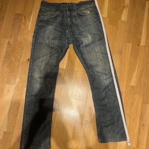 Psycho Cowboy Jeans - Pshycho Cowboy Vintage Jeans storlek 32. Ser lite mörkare ut på bilden än vad dem faktiskt är. Bra skick. Tveka inte att skriva ifall ni har frågor. 104 40 20