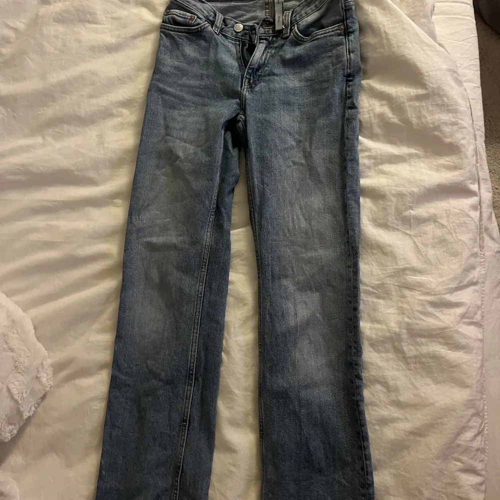 super fina jeans från weekday i modellen twig! säljer då de blivit för små! Nypris= 500kr🌸🌸. Jeans & Byxor.