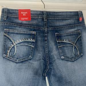 Snygga esprit jeans med prislapp kvar! Storlek 38, bootcut (lång modell). Kom med prisförslag och kontakta mig för exakta mått❤️ ursprungspris 800kr! 