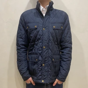 Safari Jacka Hampton Republic  - Hej! Säljer nu min jacka från märket Hamptonrepublic storlek S i fint skick. Modellen på bilden är 180cm lång och väger 80kg. Tveka inte på att höra av dig om du har några frågor eller funderingar kring varan!