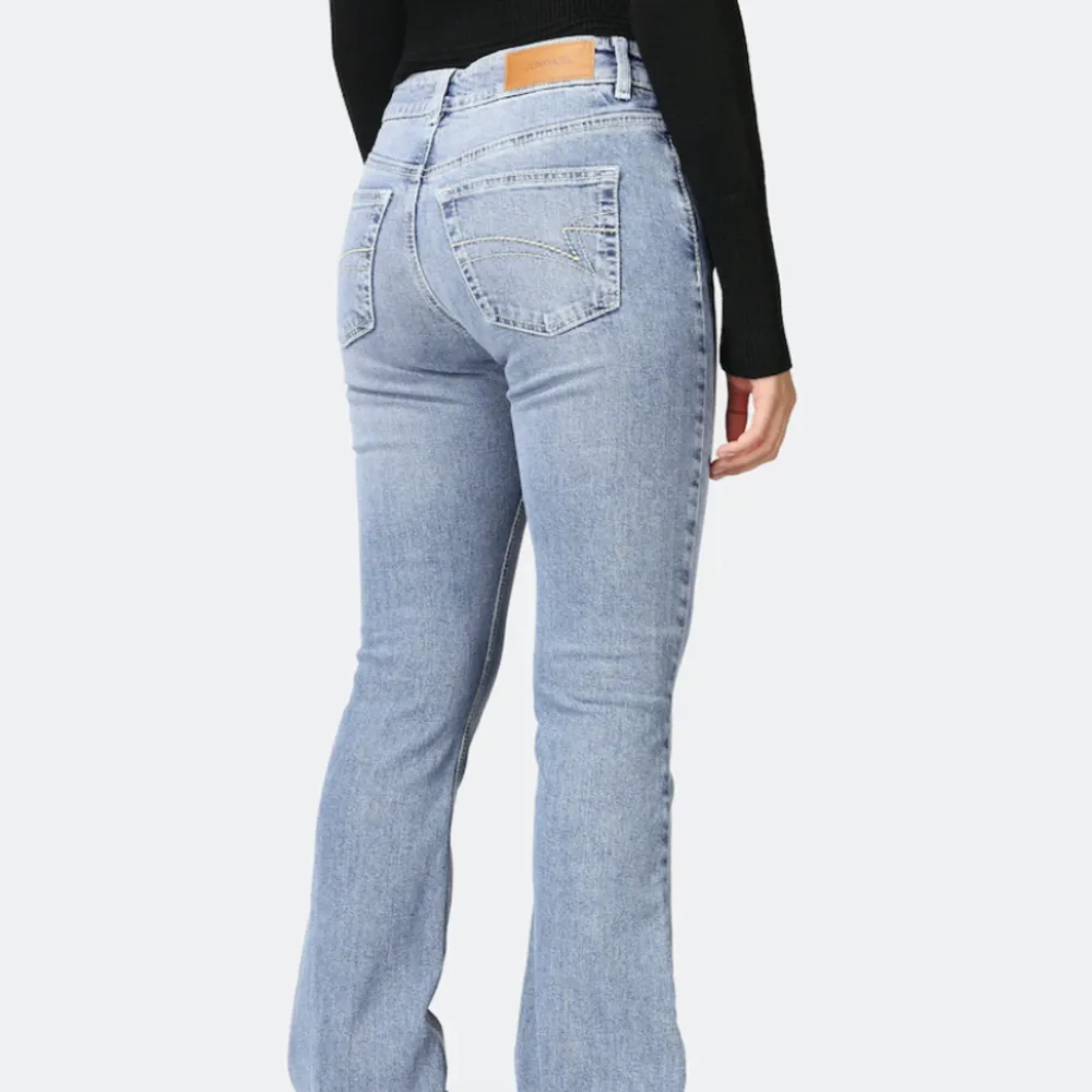 Super snygga lågmidjade bootcut jeans från Junkyard! Jag är 171 cm lång🫶. Jeans & Byxor.