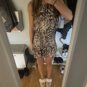 Zara klänning - Säljer denna jätte snygga klänning från zara❣️inga defekter och använd sparsamt❣️skriv gärna vid frågor eller om du vill ha fler bilder❣️