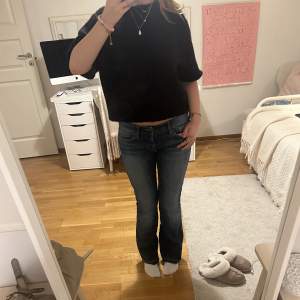 Super fina lågmidjade bootcut jeans!! Passar mig som brukar ha storlek 34-36, är runt 160/165 cm lång❣️ ca 75cm Innerbenslängd och ca 39cm rakt över midjan, använd gärna ”köp nu”!!!