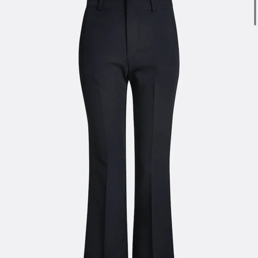 Säljer dessa medelhöga kostymbyxor från bikbok❣️ ny pris 499kr (lånade bilder!). Jeans & Byxor.
