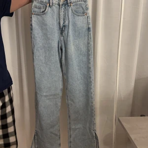 Jeans - Jätte fina jeans, lite långa. En liten fläck på bakbenet. Lite små i storleken.