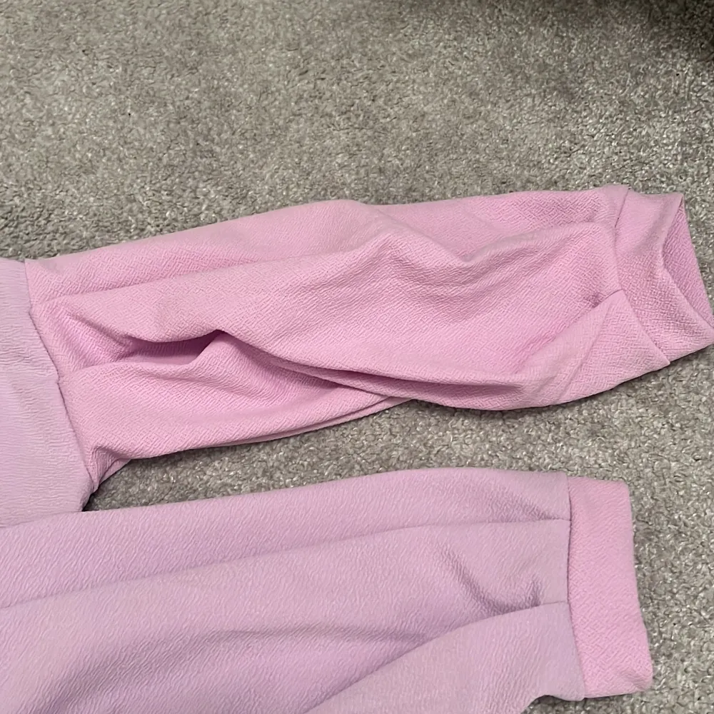 En medellång lila klänning som kommer till knäna, använt bara 1 gång, inga skador men har en annorlunda färg på ena armen och slutet av den andra (fick den så vid leverans). Klänningar.