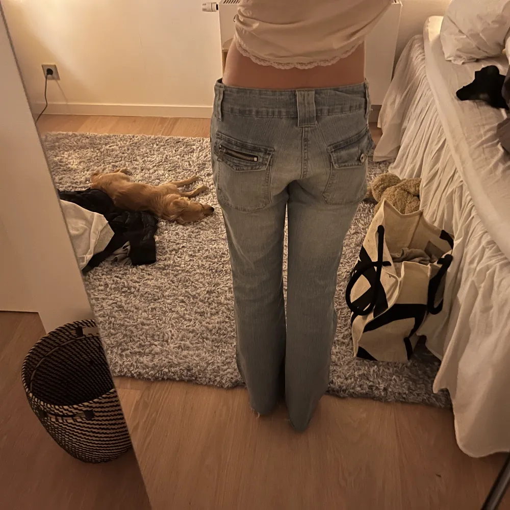 Jättefina Bootcut jeans från xfn! Nästan aldrig använda och säljer då de inte riktigt är min stil längre. Passar perfekt till mig som är 165 cm💓💓. Jeans & Byxor.