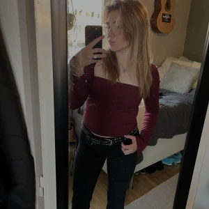 Vinröd topp - Skitsnygg vinröd topp från Gina💞 använd 1 gång, men säljer då jag ej tycker den satt bra på mig💓