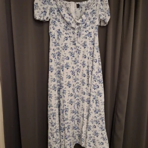 Sommar klänning - Helt ny klänning med knyt framtill, bra passform.