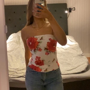 Bandeau - Så fin och somrig bandeau topp med rosor🌹 märker är only och storlek Xs men passar även S. Bra skick!🌸