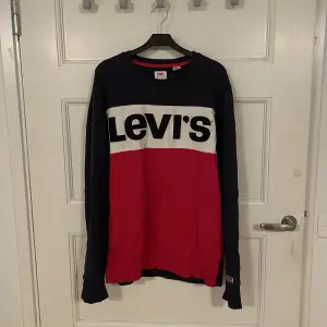 Säljer min tröja från Levi’s som är i ett mycket bra skick. Jag är 188 cm lång och den passar mig perfekt!