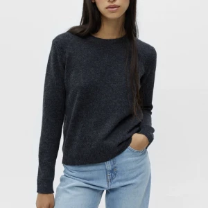 Stickad tröja  - Säljer min mörk gråa stickade tröja från pull&bear köpt på Zalando. Storlek M men sitter mer som en S.