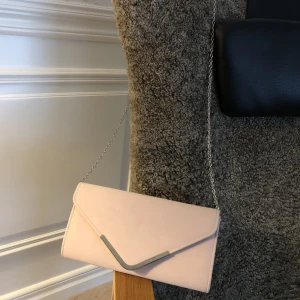 Kuvertväska från Tamaris  - Kuvertväska från Tamaris med magnetlås och avtagbar kedja. Aldrig använd. 