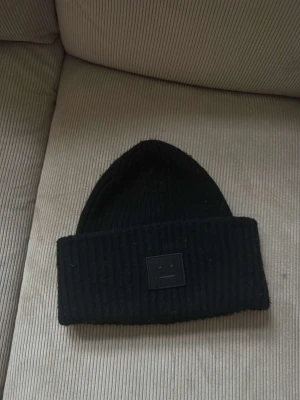 Acne mössa  - Säljer åt min syster  för att den var för stor. Pris kan diskuteras vid snabb affär 
