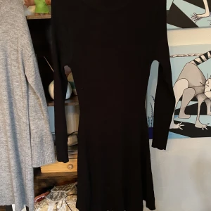 Enkel  klänning  - Långärmad stickad klänning i nyskick. Aldrig använd, bara provad!  Säljes p g à för liten för mig.