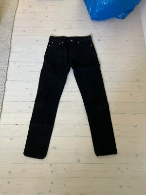 Weekday jeans - Svarta jeans i modell pine