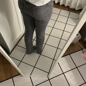 Zara jeans  - Så fina zara jeans! De har slits längst ner. Toppen skick! Nypris 499:- mitt pris 75:- 🌟💞🌟💞🌟💞🌟💞 