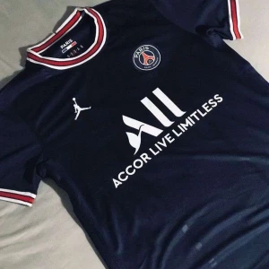 Psg - Säljer nu mina två jätte fina psg tröjor, skulle säga att den blåa tröjan passar XS/S och den rosa/vita S till M men båda passar mig som bär XS/S, tröjorna är för både tjejer och killar, pris diskuteras💕120 kr/styck