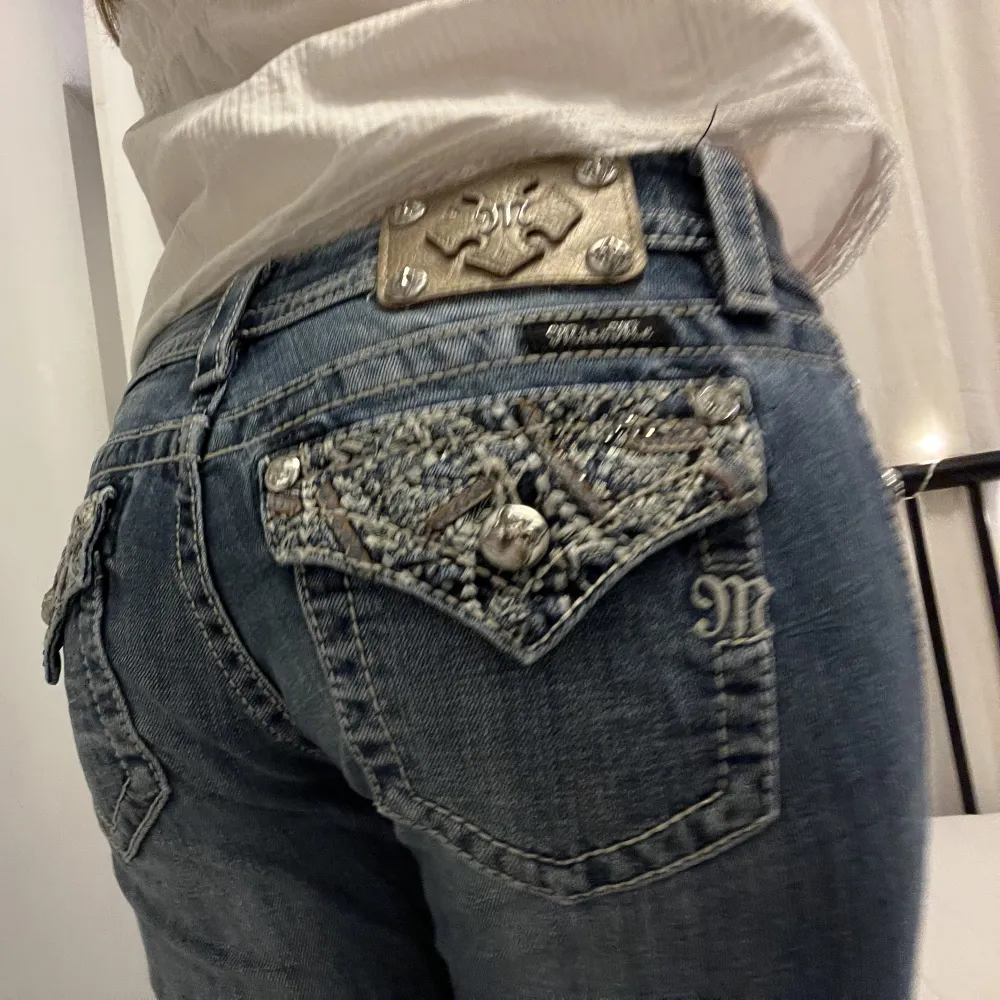 Snygga Lågmidjade vintage miss me jeans ❣️❣️❣️Mycket bra skick och med coola unika bakfickor 🫶Skriv privat för mer information . Jeans & Byxor.