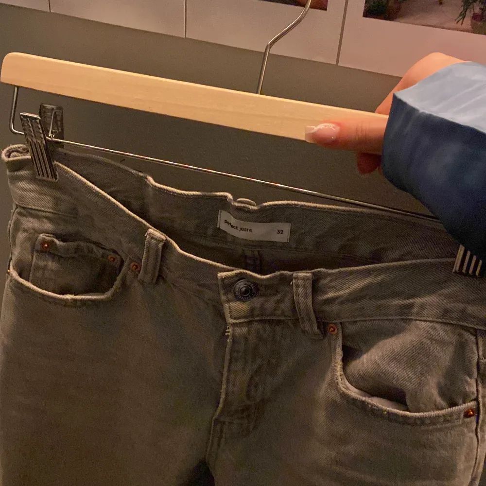 Ett par gråa lågmidjade jeans från Gina tricot i storlek 32. Dom är helt i nyskick och enbart använda två gånger. Säljs pågrund av att dom är för små. . Jeans & Byxor.