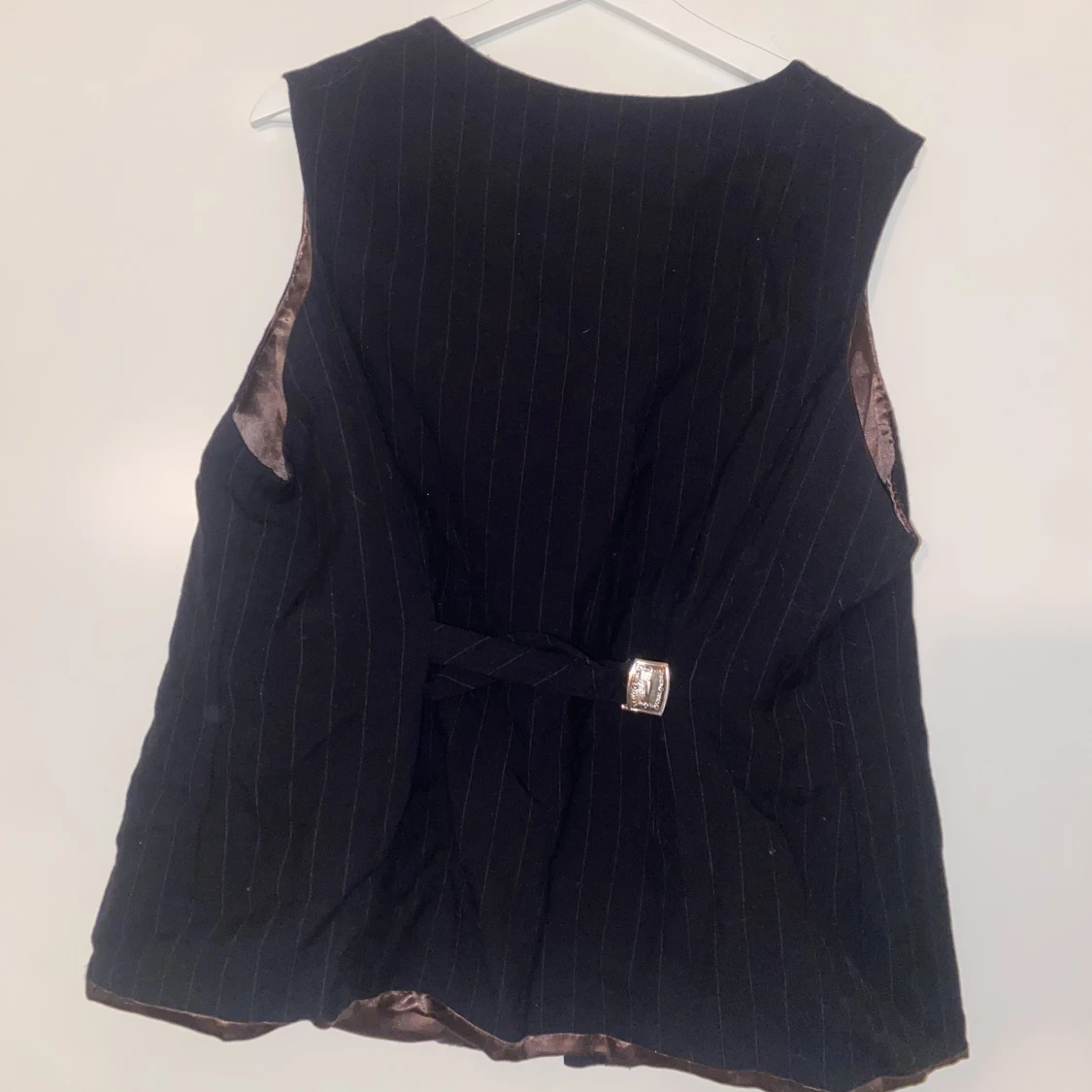 Randig svart väst med silvriga knappar - 90