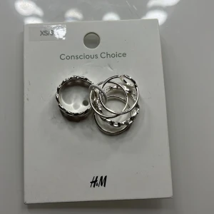 Silver ringar - Sälja dessa ringar då jag aldrig använt dem för jag har storlek M i ringar och de passade inte mig! Ny skick då jag bara provat de ❤️❤️ Nypris: 150