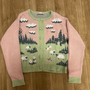 Zara cardigan - Zara cardigan i bra kvalité, väldigt lent material. Säljs inte längre. Inga större defekter. Säljer då den aldrig kommer till användning. Sänker gärna priset. 