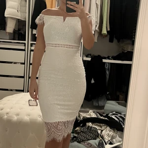 Vit klänning - Perfekt till studenten eller andra festligheter. Väldigt bekväm. 