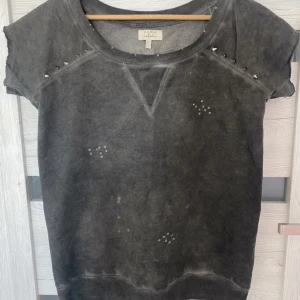 Kortärmad tröja zara - Säljer den här snygga kortärmade tröjan från zara. Jättefin färg och coola detaljer men storleken passade inte mig.