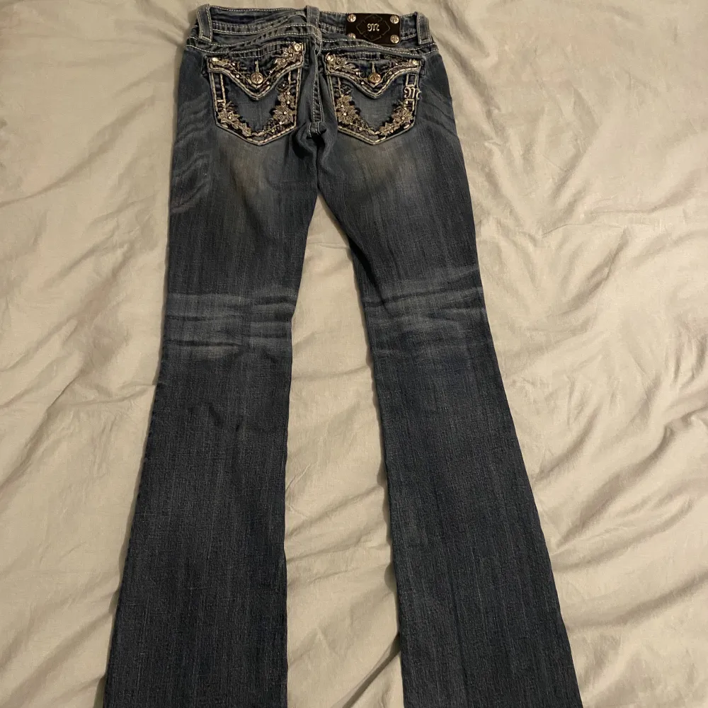 Säljer dessa supersnygga  lågmidjade miss me jeansen som är bootcut!!❤️säljer endast vid bra bud! Midjemått: ca 33cm (rakt över)❤️ innerben: ca 84cm❤️Tryck gärna på köpa nu, eller skriv och betala med Swish!❤️. Jeans & Byxor.
