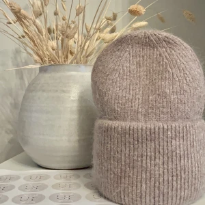 mössa - Stilrena, fluffiga mössor i ullblandning till ett bra pris!💞 Helt oanvända såklart då vi är ett UF företag🫶🏻Om du har några frågor är det bara att kontakta oss