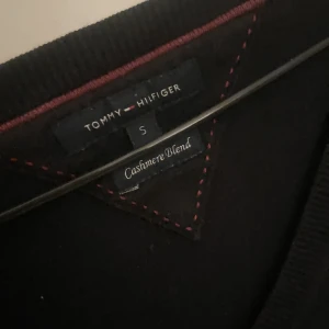 Tommy hilfiger tröja - Mycke fin tröja (V-ringad) Köpt för ca 899. säljes billigt för kmr ej till användning.