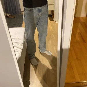 Jeanerica jeans  - Ett par ljusa och fräscha jeans från Jeanerica. Jeansen är i nyskick och används endast ett fåtal gånger. Nypris 1800:-