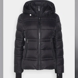 Michael Kors jacka - Har inte användts, men tiden för retur har löpt ut. Köptes för 1995. De är stora i storleken och passar perfekt för en person som bär strl S