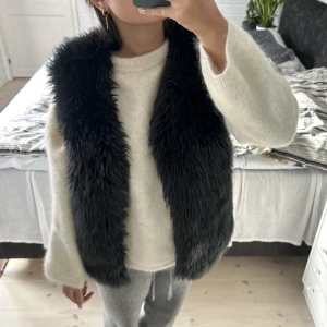 Pälsväst - Snygg svart päls väst! Köp nu vid snabb affär❣️