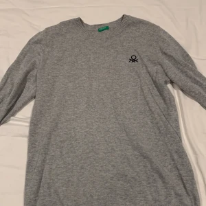 Stickad grå tröja - Snygg stickad grå tröja från Beneton