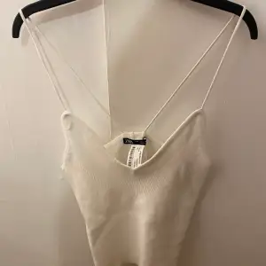 Ett vitt enkelt linne från Zara 🤍 Det är lite förstör det är därför jag säljer der 🌸 Den är i storlek S men passar nog M också 😊