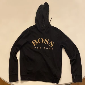 Hugo Boss Hoodie  - Säljer nu min gammal Hugo boss hoodie som är lite slitna på armbågarna och på andra ställen altså finns det spår av användning 