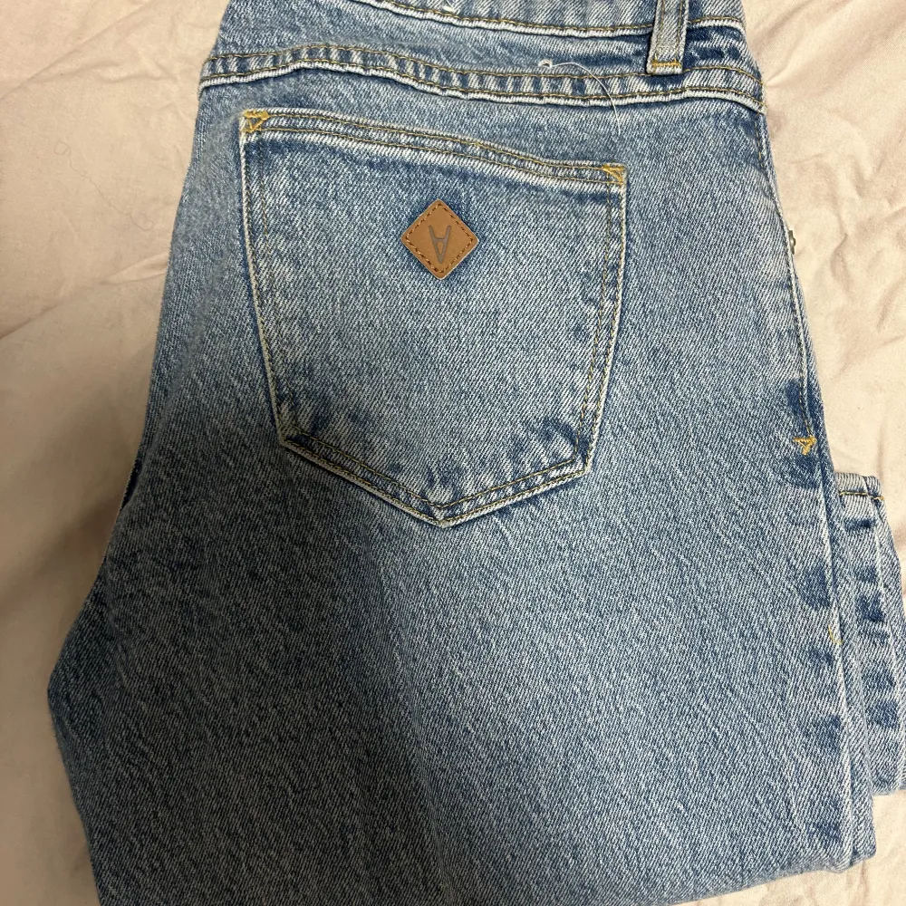 Säljer mina Abrand jeans! Lågmidjade och bootcut! Dom är lite slitna längst ner men annars i väldigt bra skick!! Använda max två gånger så dom är nästan helt nya!💕💕 Tryck EJ på köp nu!!!. Jeans & Byxor.