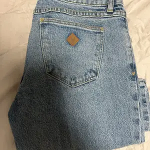 Säljer mina Abrand jeans! Lågmidjade och bootcut! Dom är lite slitna längst ner men annars i väldigt bra skick!! Använda max två gånger så dom är nästan helt nya!💕💕 Tryck EJ på köp nu!!!