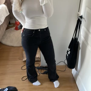Svarta bootcut jeans  - Svarta midwaist bootcut jeans från bikbok, storlek 27-32 , använda kanske 4-5 gånger , skriv gärna för frågor , priset kan diskuteras! 💗