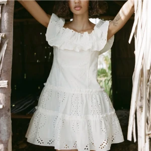 Zara vit klänning - Helt oanvänd med prislapp kvar, nypris 700 och säljs ej längre, perfekt inför student eller midsommar❤️M men passar även S