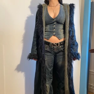 Jeans-päls kappa - Jättefin kappa med fina detaljer, modellen på bilden är 163cm lång.