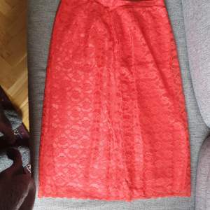 Set med kjol och topp från 50/60 tal fint skick i rött spet och siden fodrat storlek 36/38 kjol i pennmodell