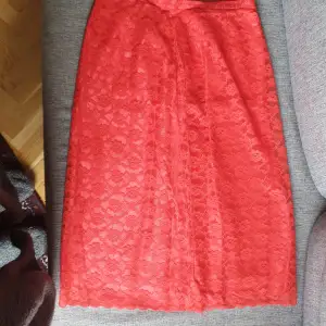 Set med kjol och topp från 50/60 tal fint skick i rött spet och siden fodrat storlek 36/38 kjol i pennmodell